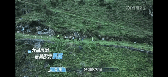 谁能不被李茂和弦子甜蜜瞬间戳中，在乐山攀岩挑战时，李茂双脚打滑爬的很，力，弦子就