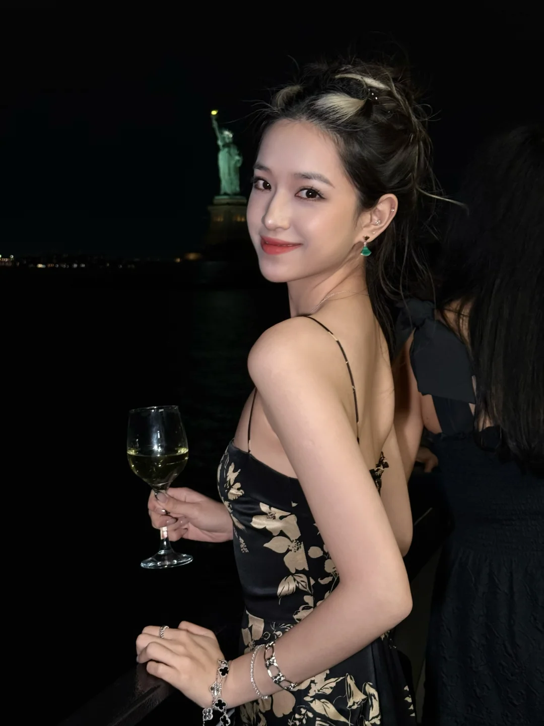 一起去甲板上吹风吧🥂