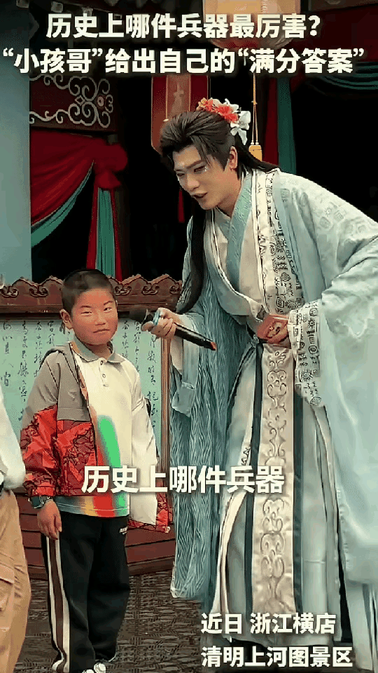 这事儿还上了人民日报，真挺提气的。
 
事情发生在浙江横店影视城，主持人现场和游