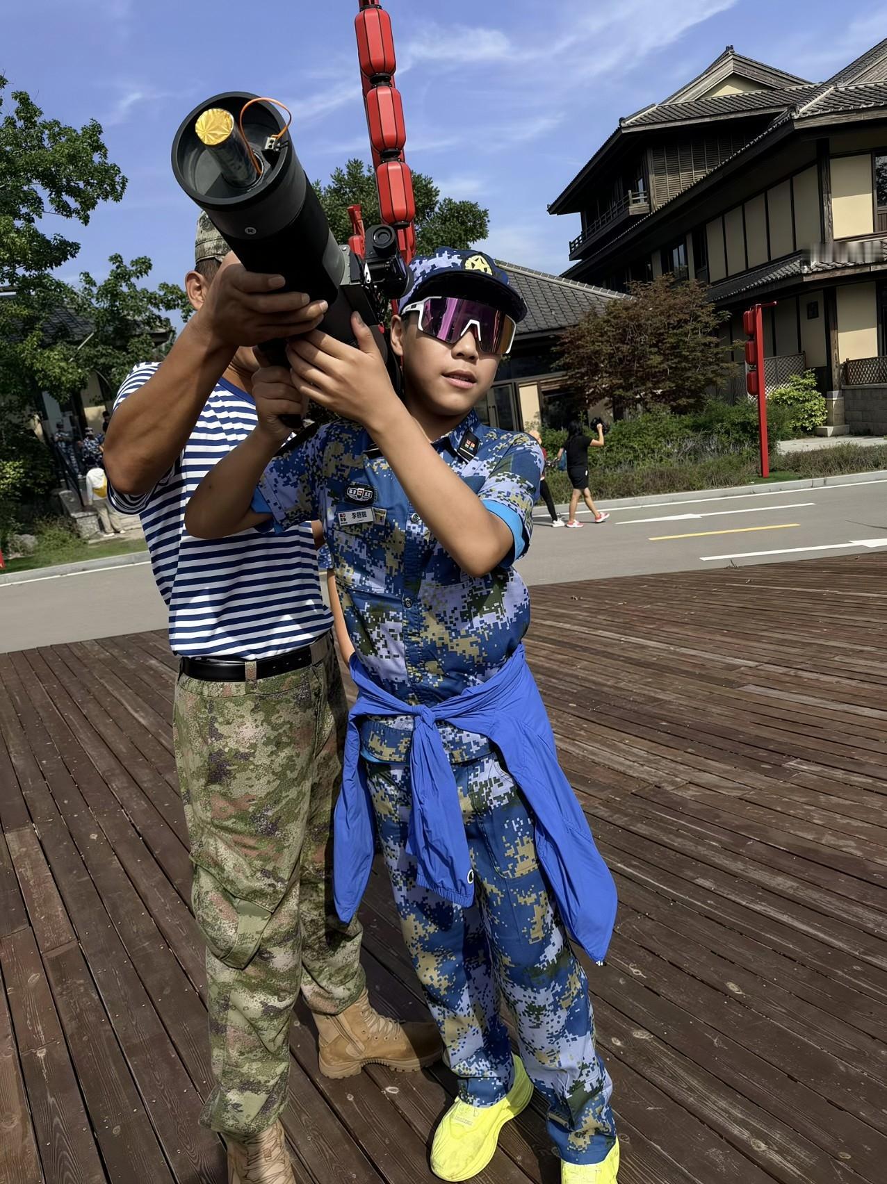 夏日生活打卡季 放假把孩子送去少年军事训练营，真是太明智了！半个月的锻炼，孩子变