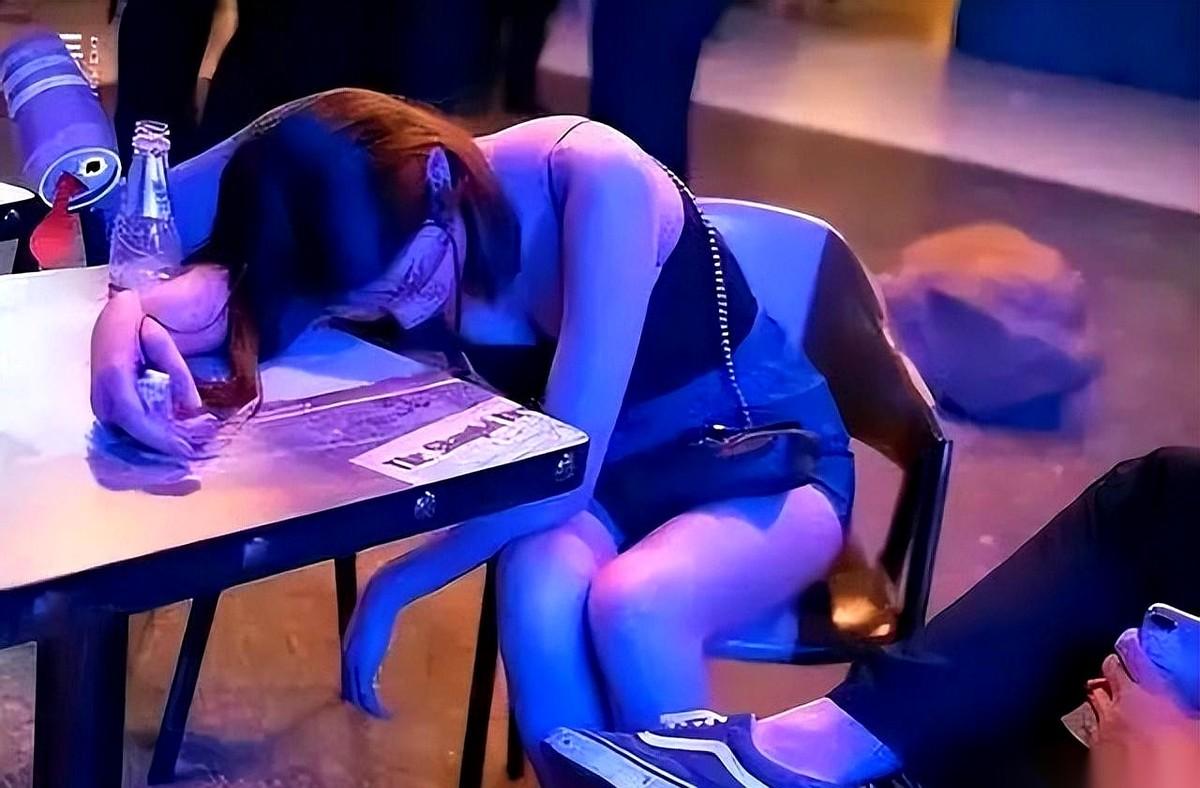 一觉醒来，天旋地转。
旁边躺着个男的，光着，还是个熟脸，公司的同事。
再低头看看