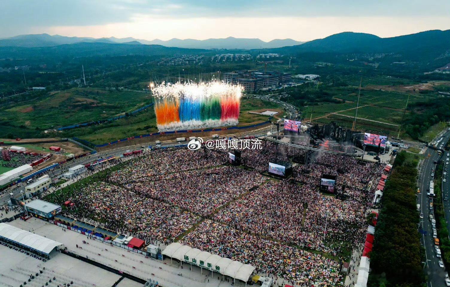 华晨宇南京站路人观感走进华晨宇南京站的演出场馆，仿佛踏入了一个梦幻般的异次元空间