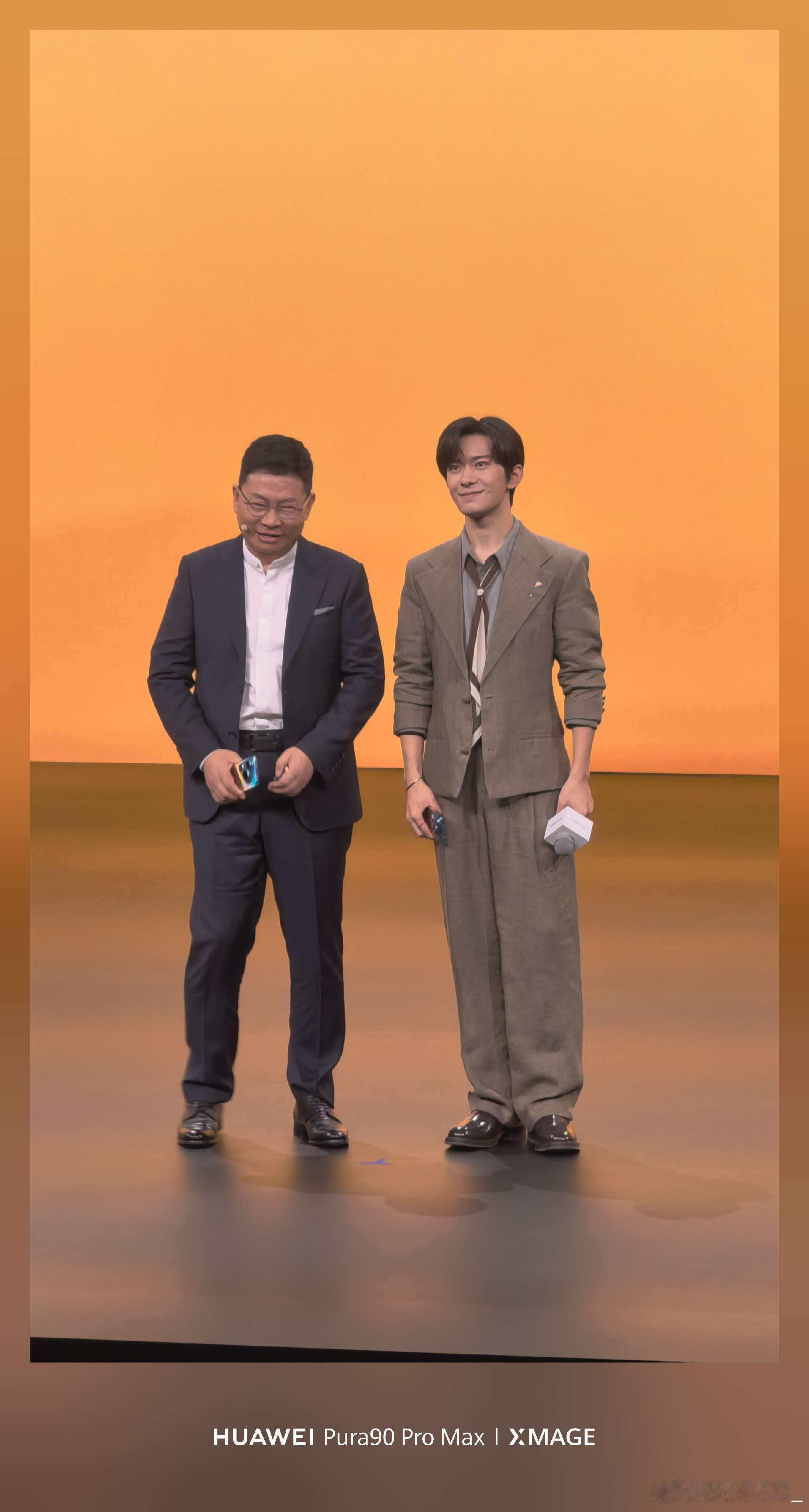 易烊千玺现身华为Pura90发布会现场粉丝太有劲了不愧是华为，不愧是易烊千玺听易