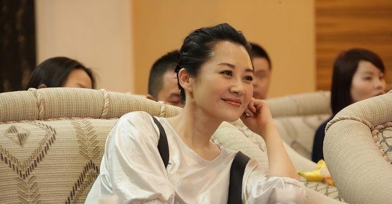 55岁的许晴，你身边的同龄人是什么样的呢？尽管已经55岁了，但在六年前的电影《邪