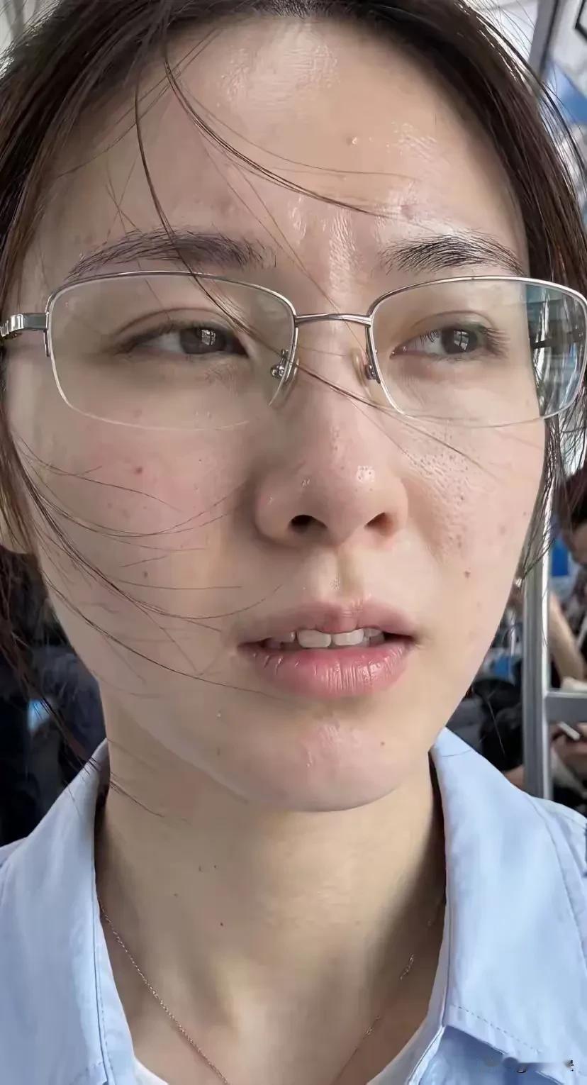 我说这个小姐姐的颜值，在现实生活里算是中间偏上的了，居然有很多人不服气。不服气没