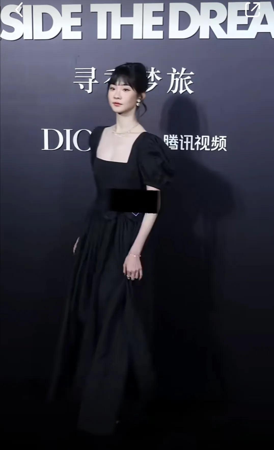 张艺凡最新活动，这个黑色连衣裙造型➕她高高瘦瘦的身材，优越的天鹅颈，小而饱满的脑