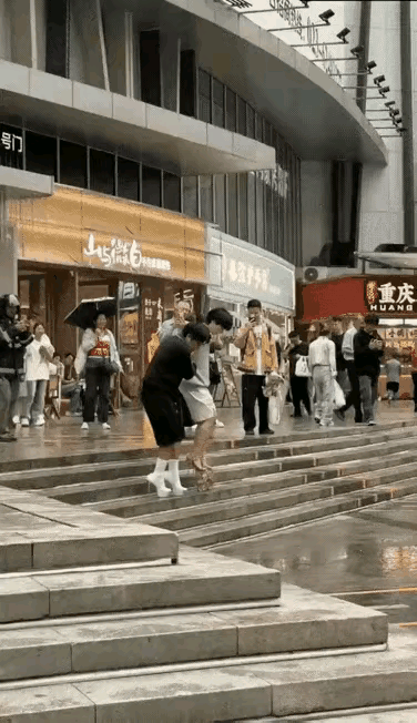 如果是我的儿子，我会抽死他，看着就生气，不单单是给他爹妈丢脸，也是给我们老祖宗丢