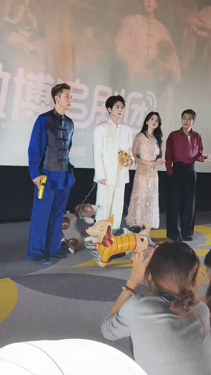 九门追剧团开场变时装周九门四人组走秀开场九门 追剧团秒变时装周现场！陈伟霆陈瑶曾