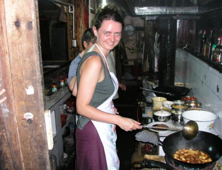 1994年，一个英国姑娘坐在成都的小馆子里，对着一碗白米饭发呆。她刚刚吃了一口鱼