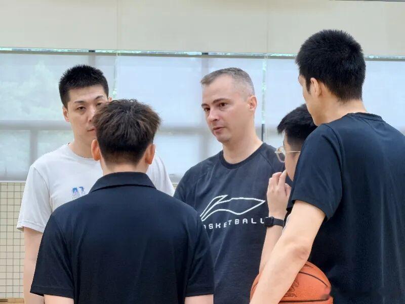 广东宏远男篮新帅亚科夫列维奇表示对前任主帅杜锋抱有极大的敬意，但接下来自己要给球