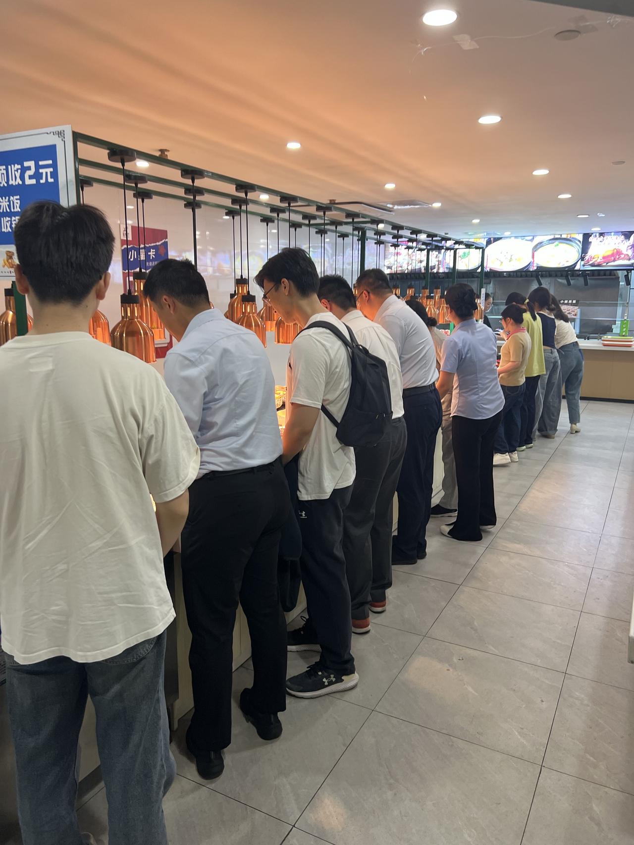 最后的午餐
到这个月底食堂营业就结束了，打工人中午来吃最后的告别午餐：半盘酱爆腰
