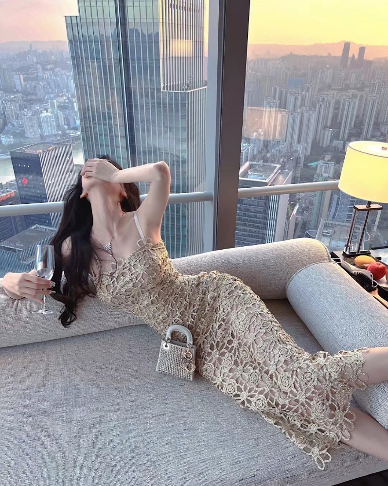 一个疯狂攒钱的男人背后 一定有一个他深爱的女人 而一个疯狂攒钱的女人 背后往往是
