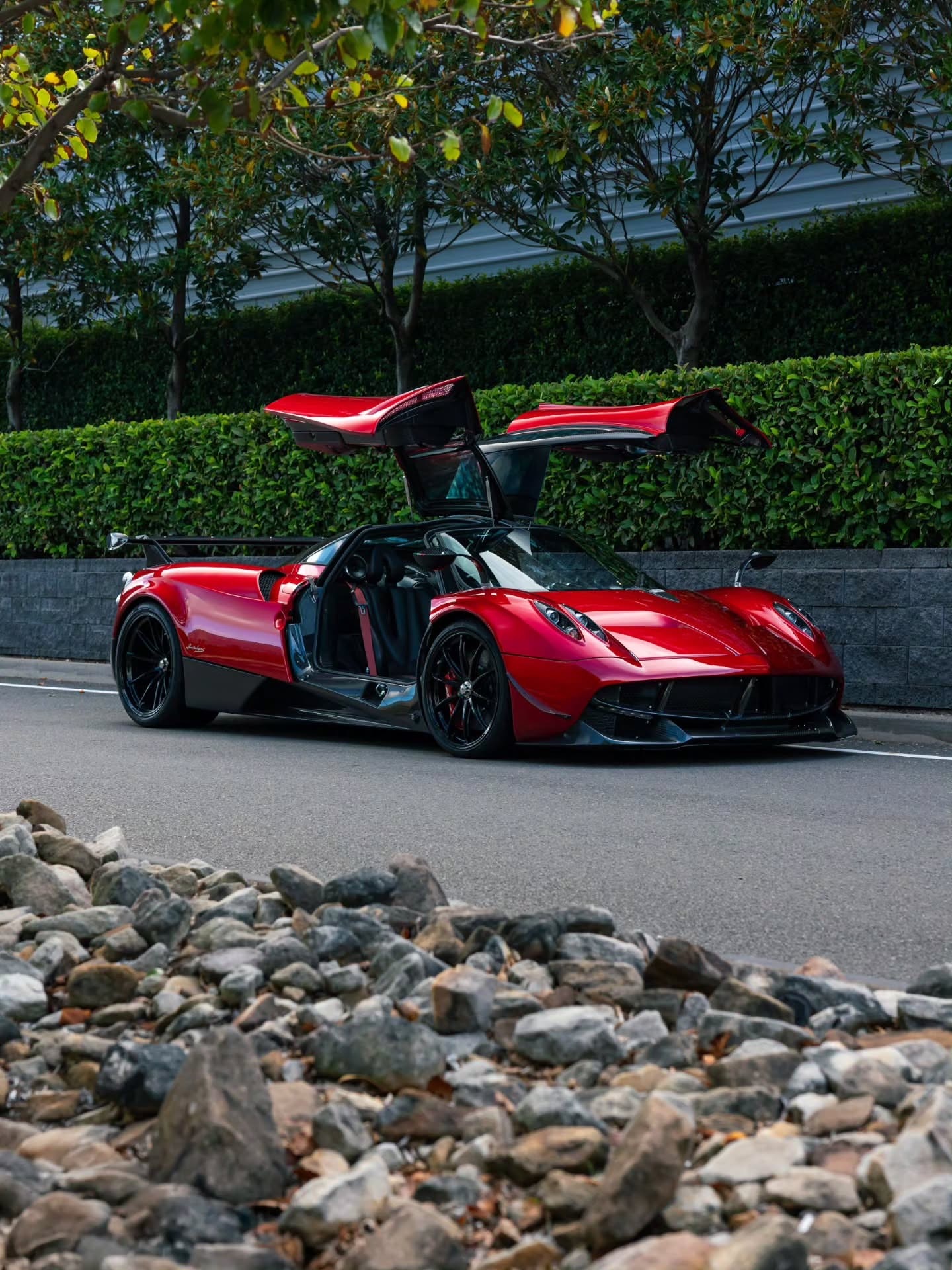 2016款Pagani Huayra第22辆右手驾驶的跑车。漆面为迪拜红。特梅尔
