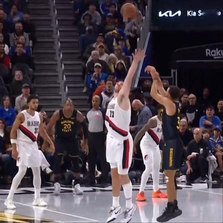 当瞄准镜用了！库里连续面对克林根命中三分球，这小打大算是军训克林根了。

第二节