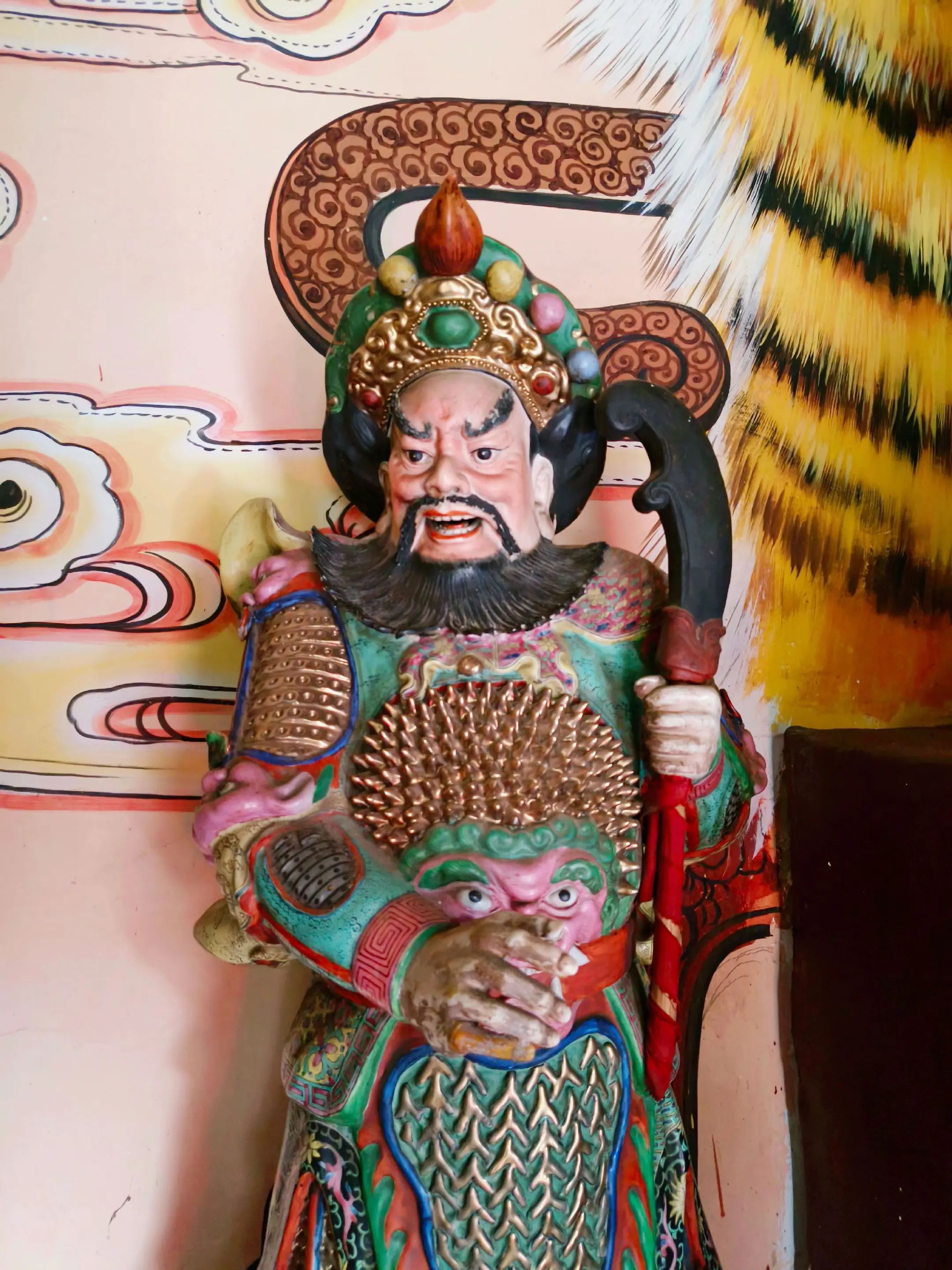 锦铠雍容捧印章，少年英气贯穹苍。 承家忠孝昭云汉，肃立中军护圣纲。