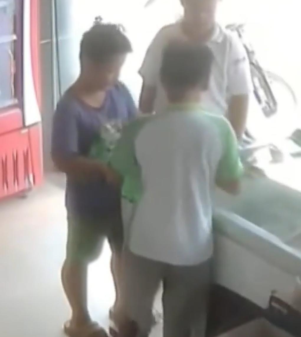 谁能想到，一家快要关停的社区便利店，会被几个十来岁的孩子悄悄惦记上。
 
8月1