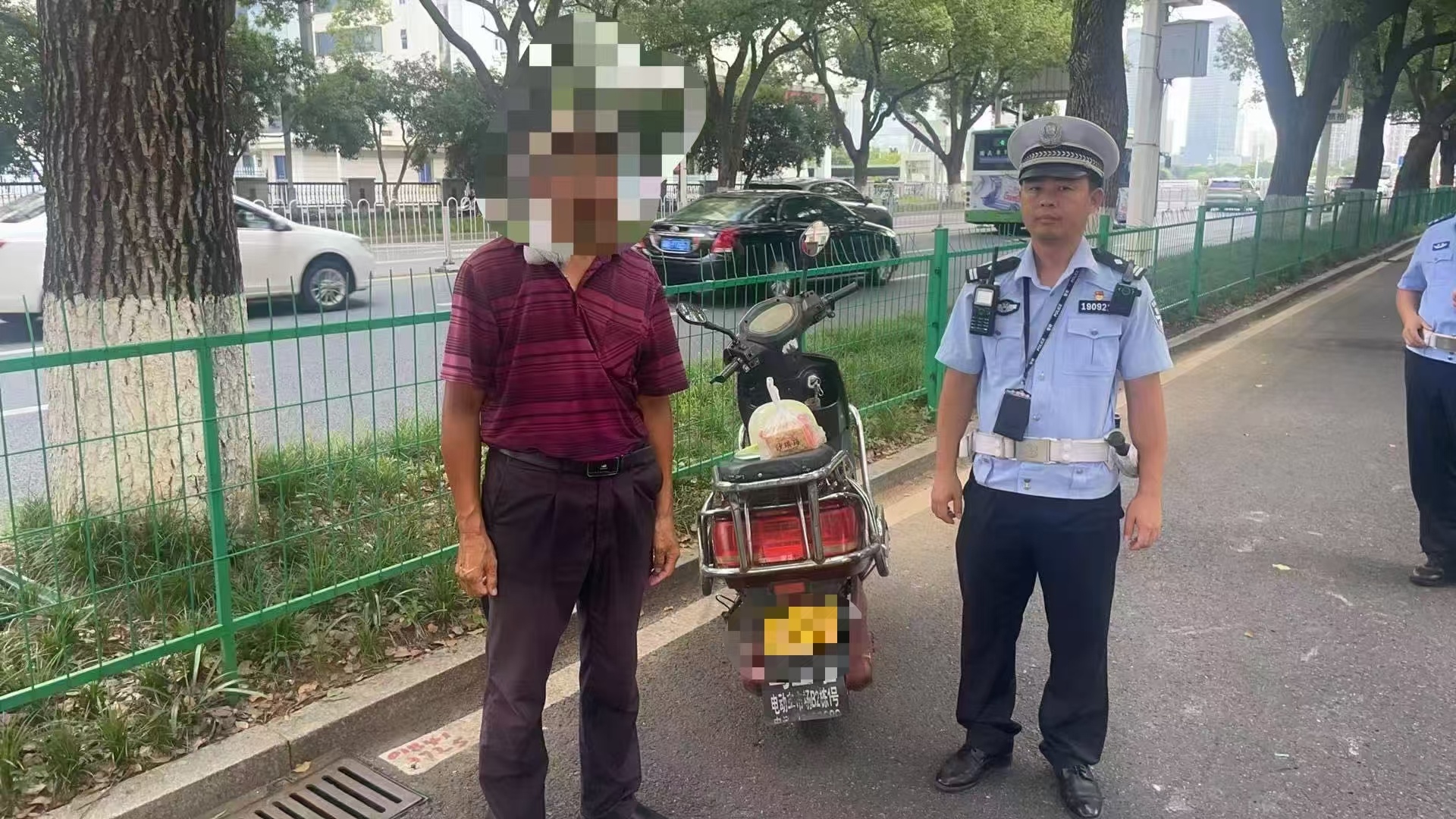 【湖南湘江新区交警开展电摩专项整治行动】8月27日，湘江新区交警大队针对地铁站、