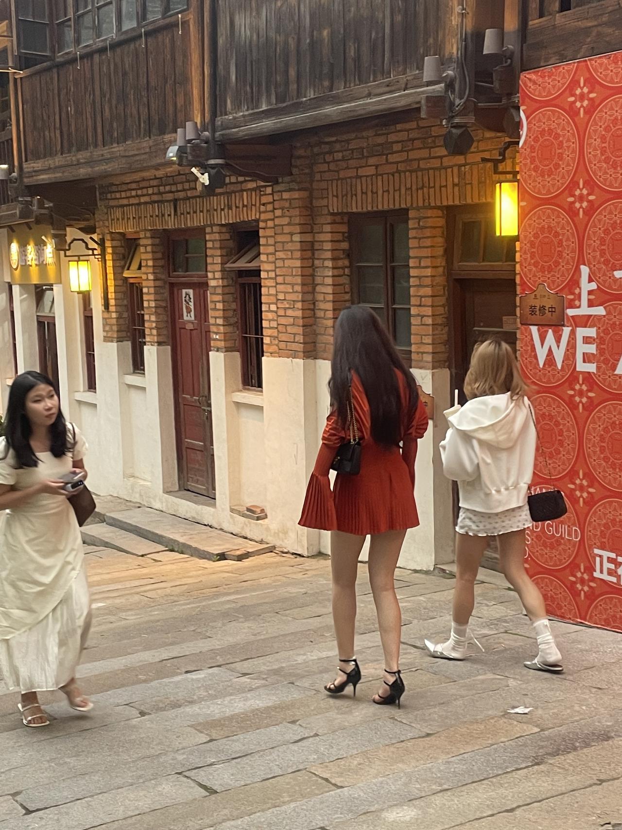 要说什么样的女人最有魅力，那可不止一种类型。
撒娇可爱型的女人就很有一套，自带萌