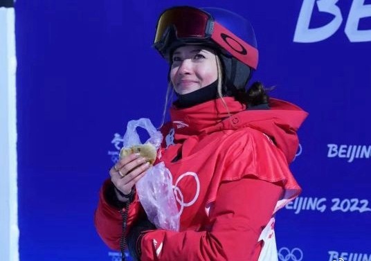 谷爱凌回应赛场吃韭菜盒子大多数北方孩子、北京孩子都爱吃韭菜盒子吧谷爱凌活得好真实