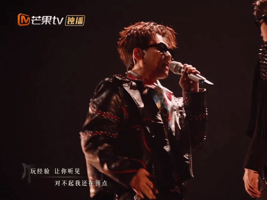 苏醒这把出的是4A牌苏醒这把玩真的，一人三段舞台，从炸裂到治愈全包了！看他的表演