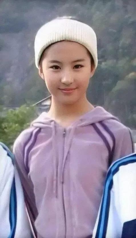 这是谁家的小闺女，面若桃花，真是从小一直都美到大啊！

 

网图侵删