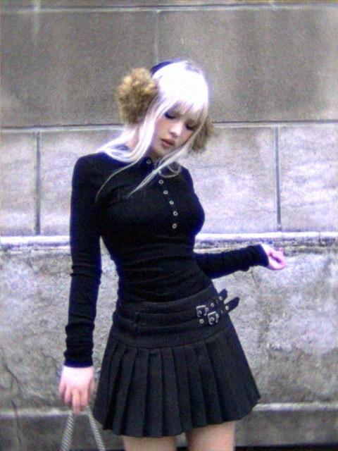 我必须要靠疯狂爱上什么东西来维持生命
当疯狂去爱的时候，我才能感觉到内心的喜悦，病态又冷漠的