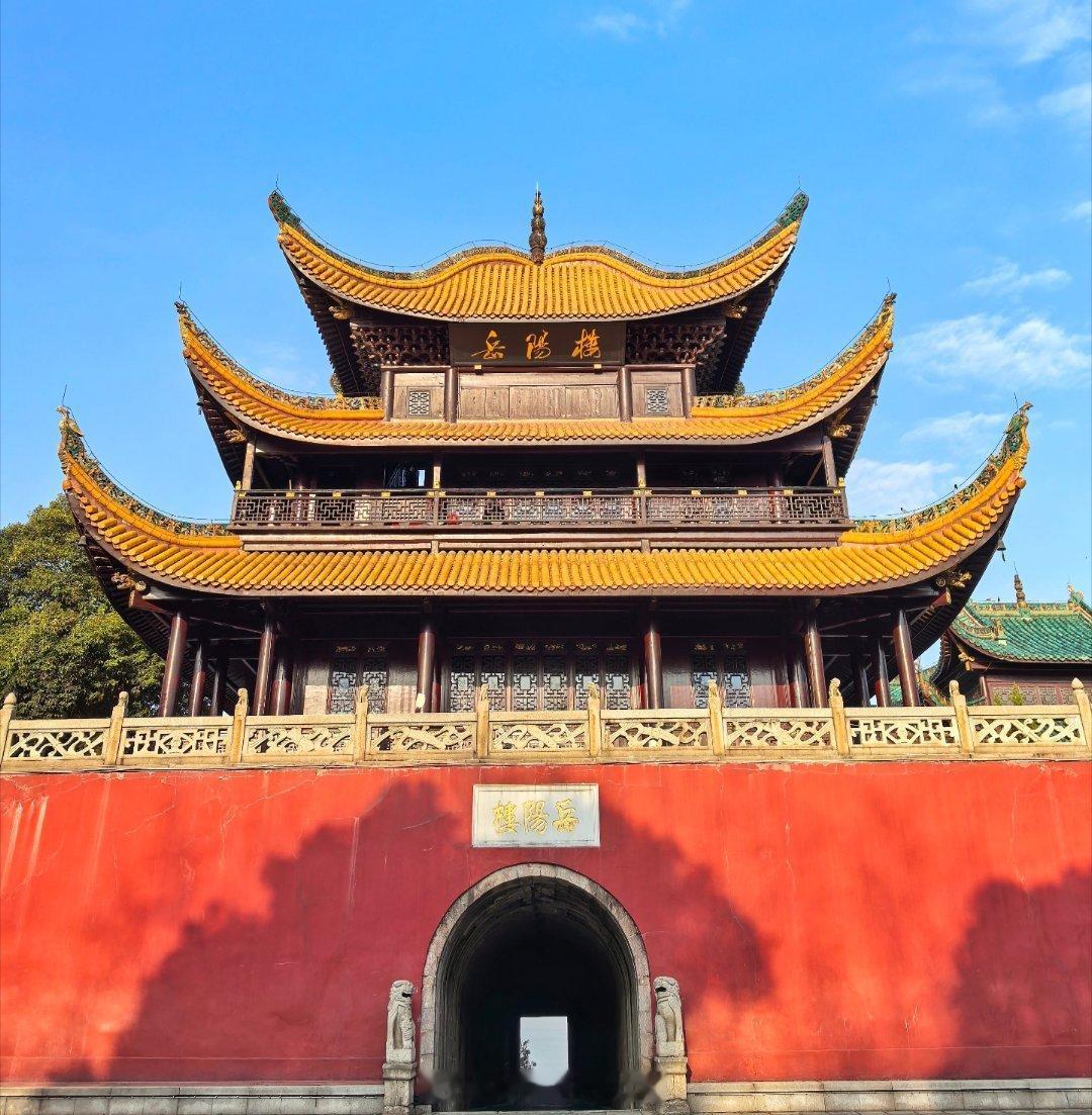 做黄金久了，方知涨跌如四季，盈亏是常客。范仲淹写《岳阳楼记》，登楼所见，或淫雨霏