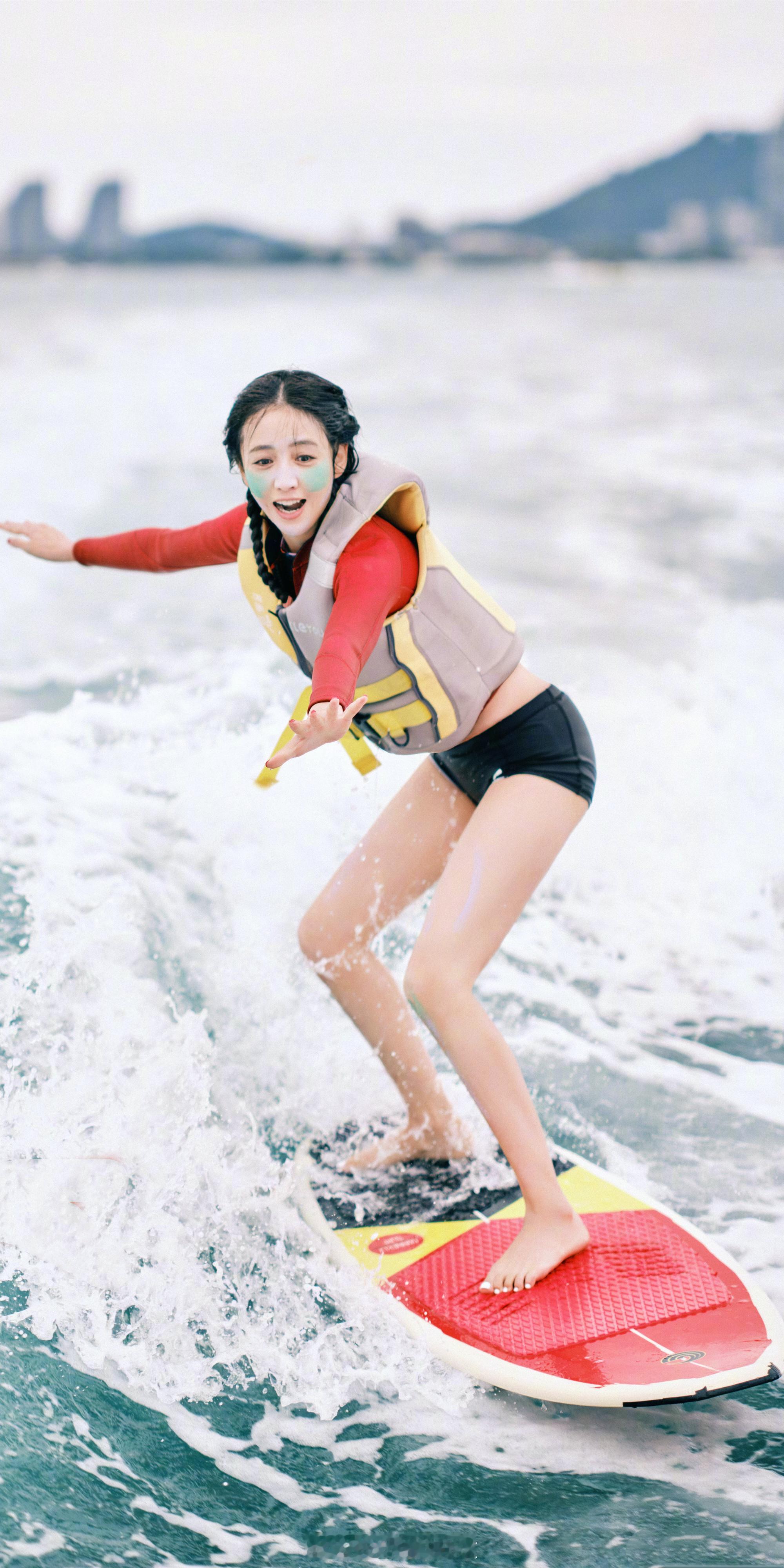 佟丽娅穿黑色泳裤冲浪俏皮甜美 热图阁公众号 