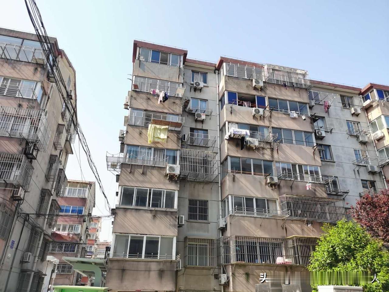 步梯房是真难卖呀！楼上7层挂出去半年多了，还是没卖出去。
这房子原来住了一对60