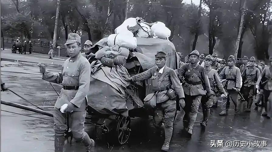 1943年，日军师团长亲赴战场查看八路军尸体，却看到"死人"猛地站了起来，掏出一