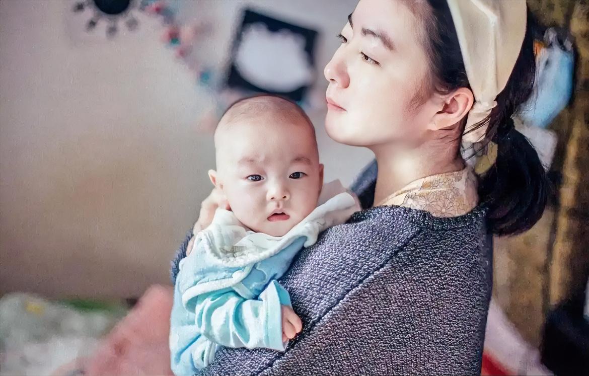 独自带娃的女人，为什么会变得越来越冷漠

为什么独自带大孩子的女人，会变得越来越