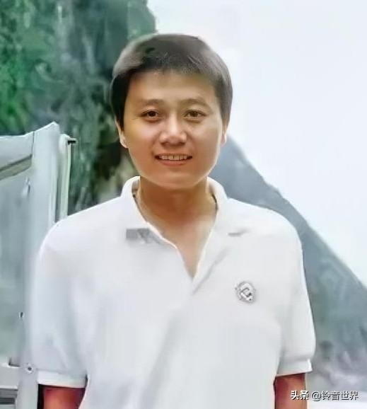 曾经那么火的一个人，老了，选择孤寂。住在自己选择的一方天地里，过起一个人的烟火。