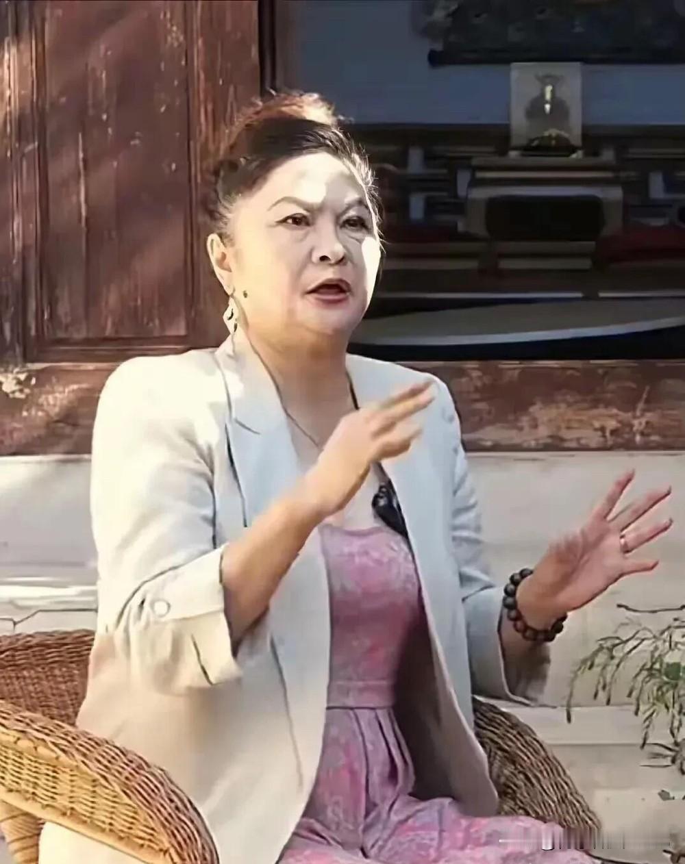 岁月不待人啊，这世界上根本就没有什么冻龄的女神吧，她年轻时候是有多美，颜值和朱琳