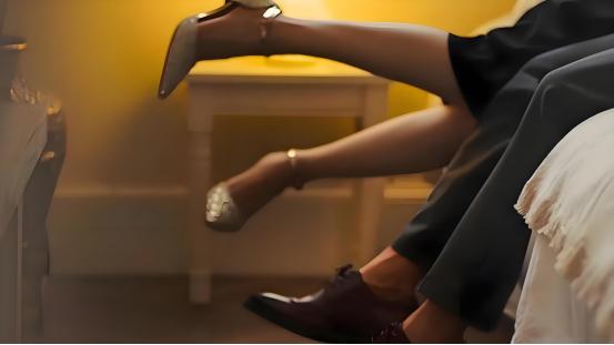 河南，7旬大爷早晨办完事，去比自己妻子小20岁的情人家中，与情人私会。怎料，与情