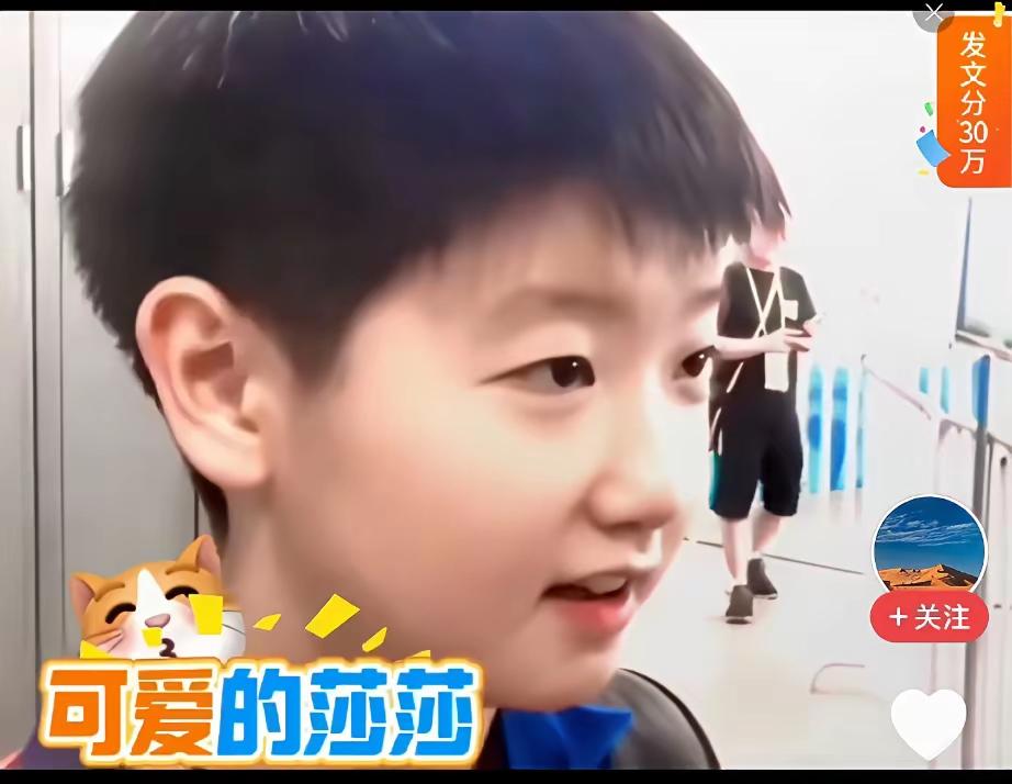 可爱的小莎莎
你在想个啥？

你琢磨的事儿
是不是包打天下？

从小就有志向
把