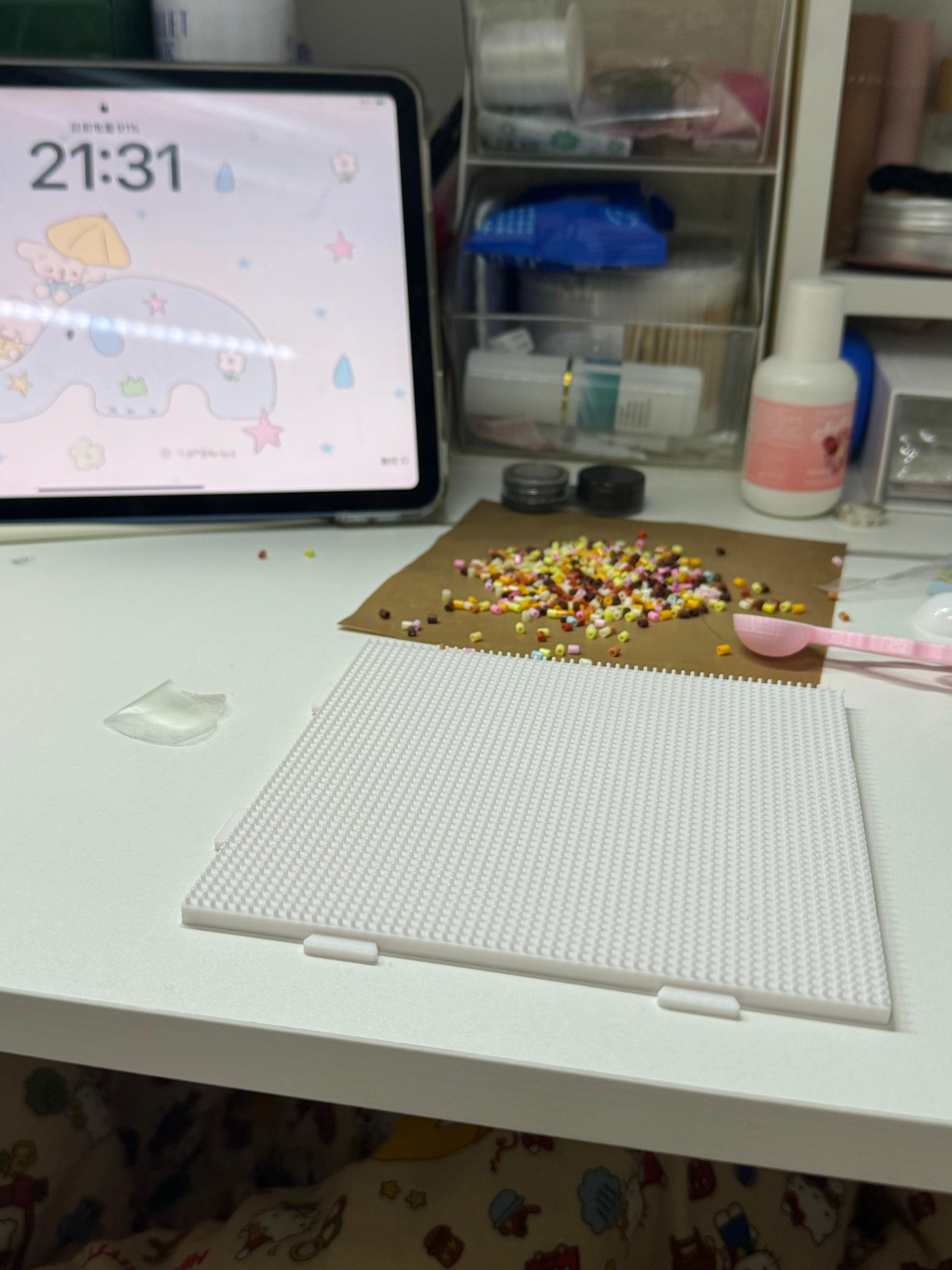 一个多小时换来的是散落一床的拼豆…好命苦 ​​​