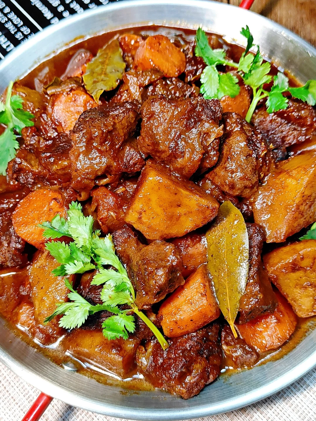 超浓郁的红酒炖牛肉，软烂入味巨过瘾‼️