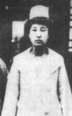 1915年，一蒙古族贵族家庭迎来一名女婴，家里请来的喇嘛围着她看了许久，说这孩子
