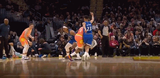 第四节哈登给斯特鲁普的这次背后传球，把现场球迷都惊呆了！
哈登持球突至篮下，面对