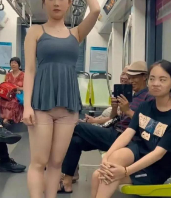 透裤上街，女生浑然不觉，路人欲言又止！公共场合这层难以触碰的边界，其实藏着成年人