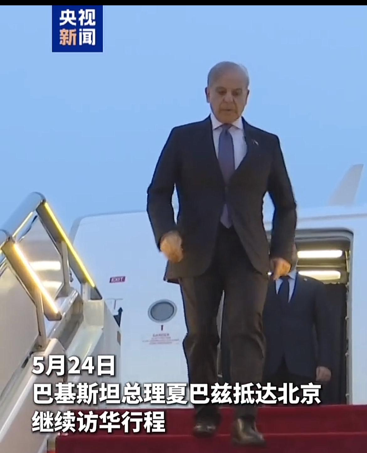 巴基斯坦总理刚抵达中国，巴境内列车随即遇袭爆炸，印度嫌疑极大！

据新华社24日