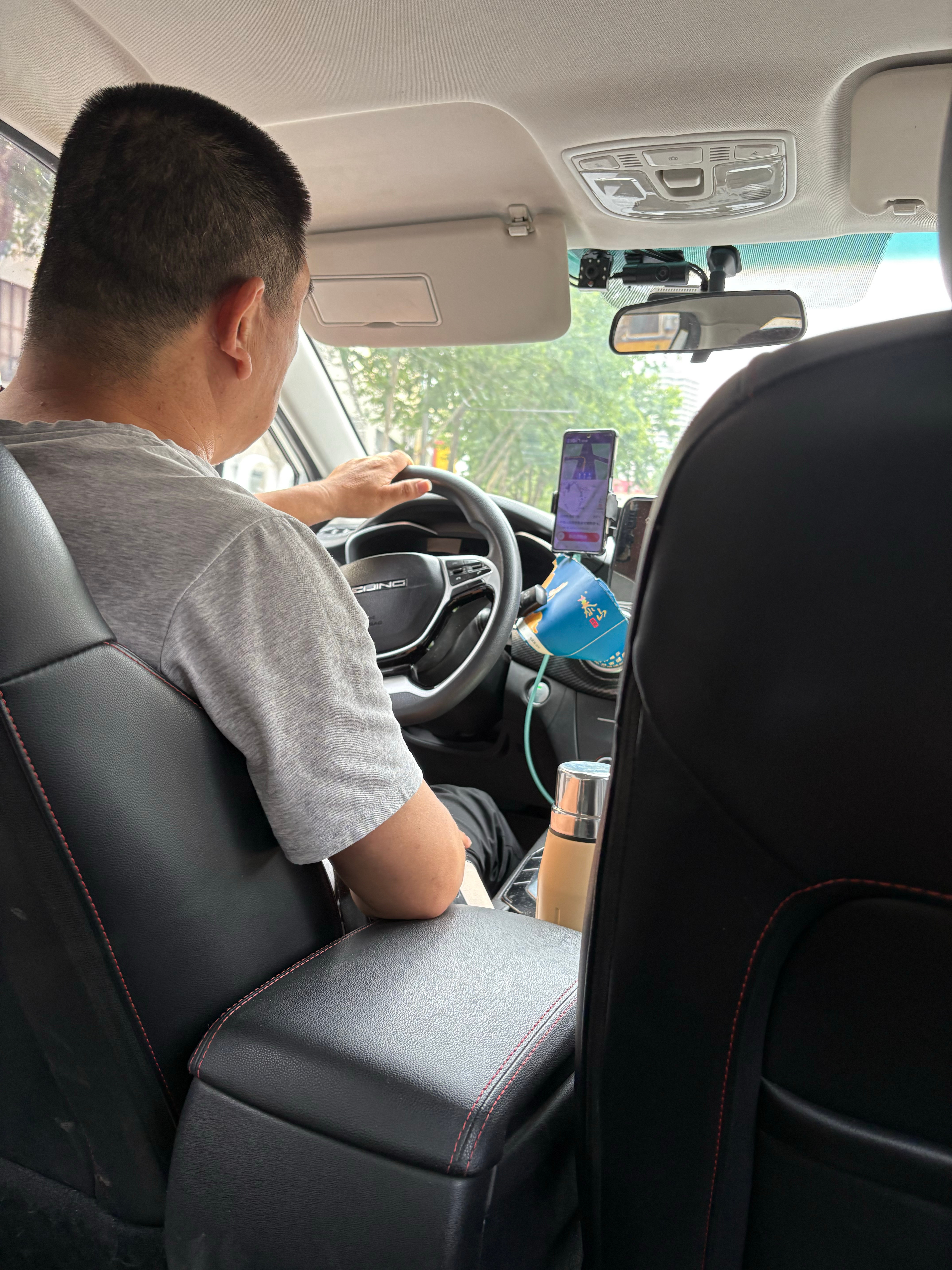 师傅对社会有怨念，说了不少负面的情绪。不过他人热心，跟我们说了很多坑，让我们别被