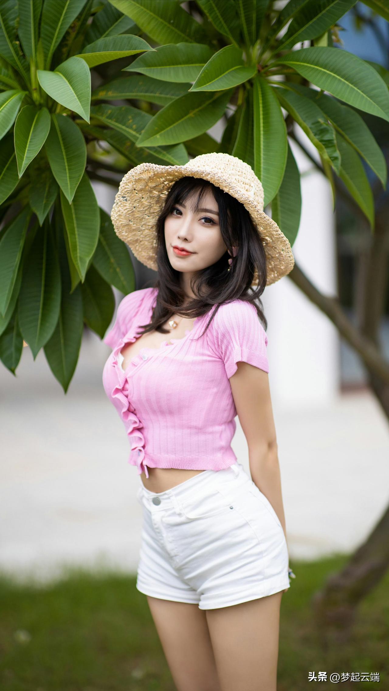 绿树阴中见，粉衫映日红。