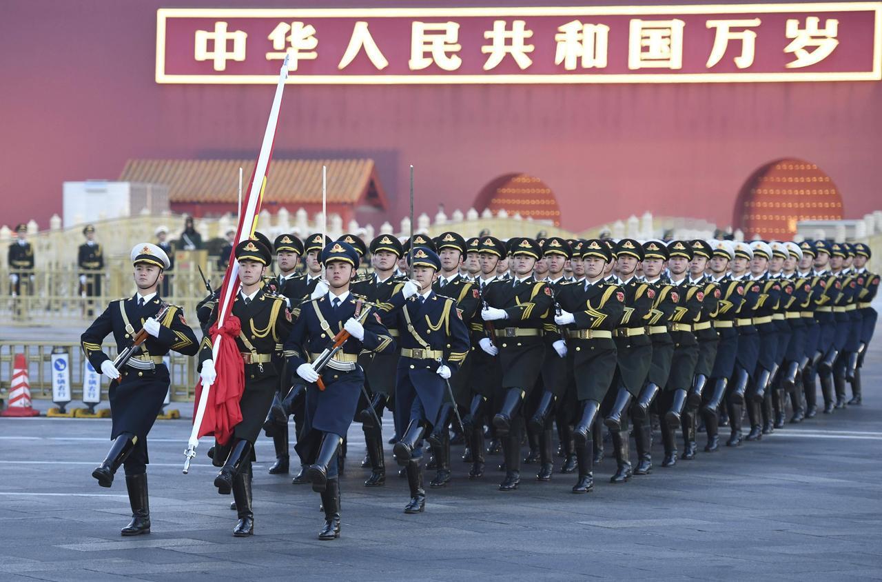 国庆天安门广场升旗仪式热烈庆祝新中国76周年华诞！祝福伟大祖国繁荣昌盛，人民幸福