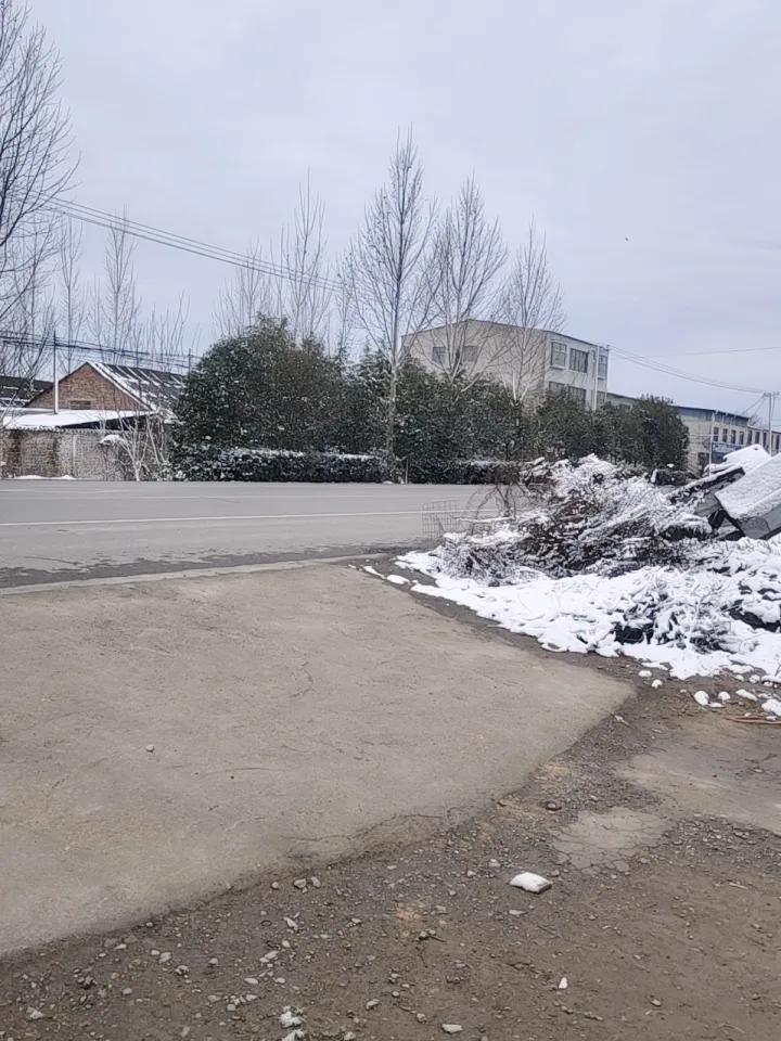 穷人家的人呢，他永远不知道抱团儿。就像这个过年贴春联儿一样，富人家的人呢总是聚在