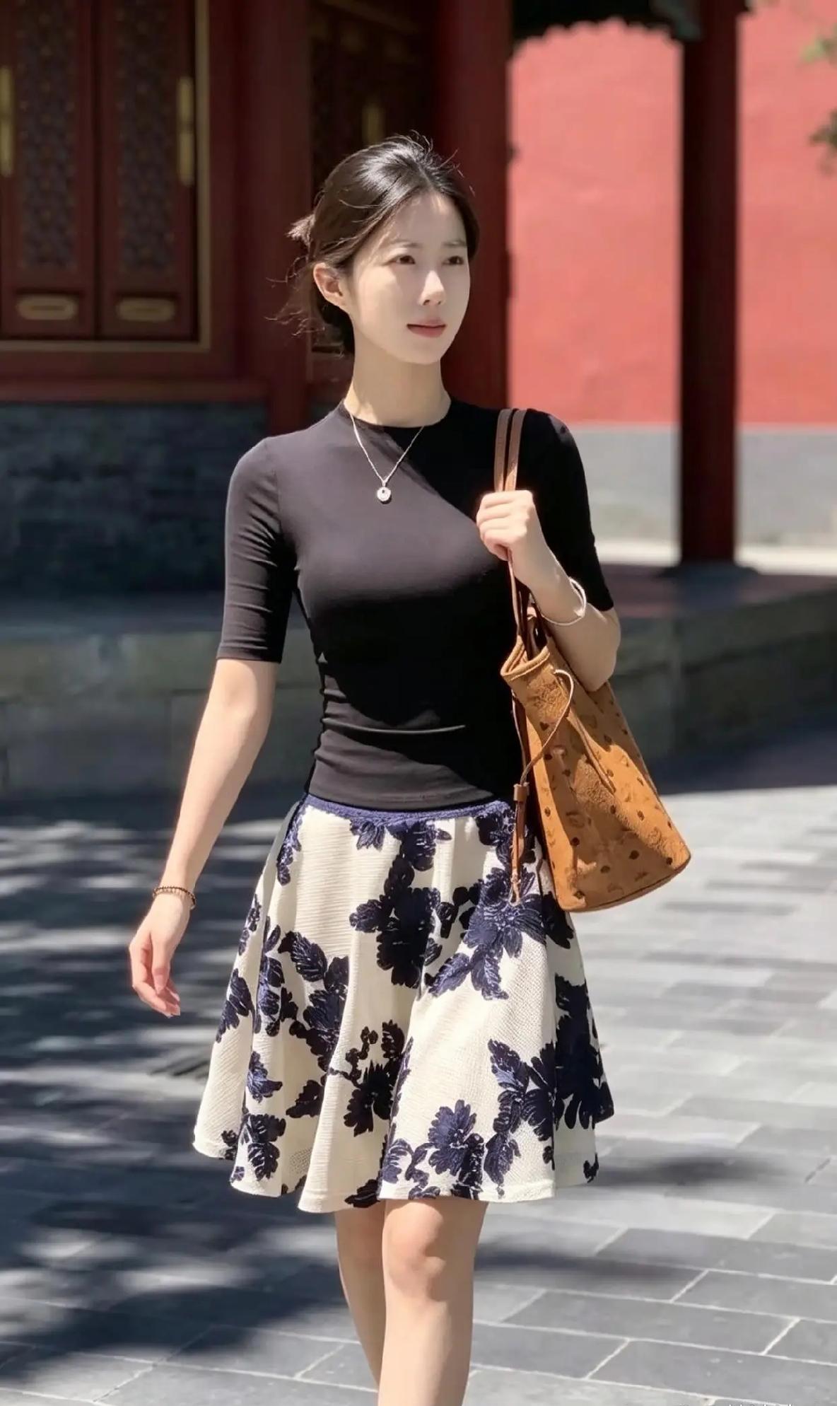 这姑娘穿着花裙子挺有气质。
