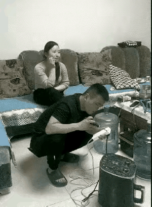 男人在有烟没火 跟老婆检查手机的时候，智商都是直接拉满的[灵光一闪]