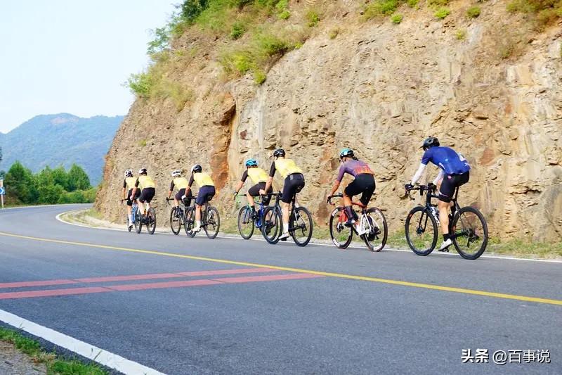 无论在哪里上班
一定要记住，
见了领导打个招呼。
职场里，
很多人拼学历、拼能力