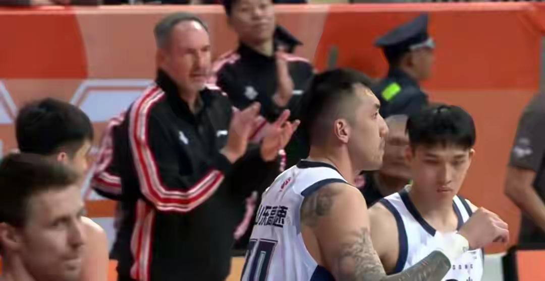 绝对爆冷，山东男篮客场战北京北汽，上半场出乎所有人意料，以42比37领先。邱彪不