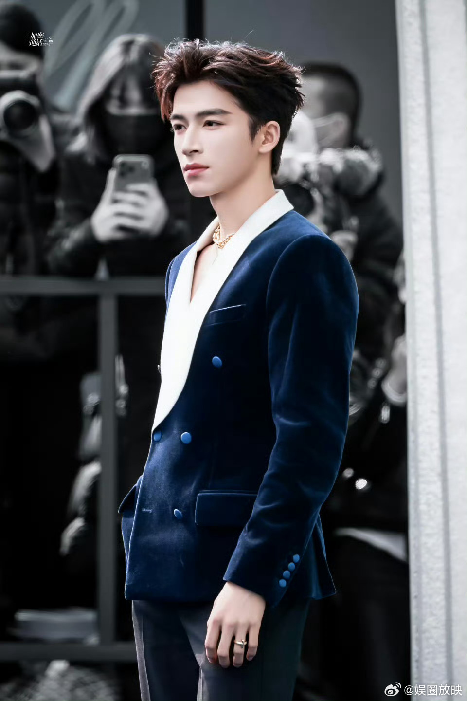 王星越走路粉感受王星越深V造型封神，黑色大衣搭露额背头，禁欲系金色项链点睛。身姿